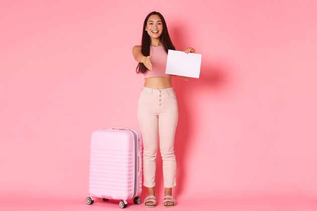 夏天带着手提箱的年轻女子机场模型肖像