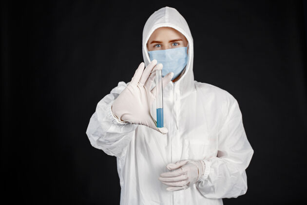 病人戴着医用面罩的医生冠状病毒隔离在黑墙上穿着防护服的女人妇女烧瓶医生