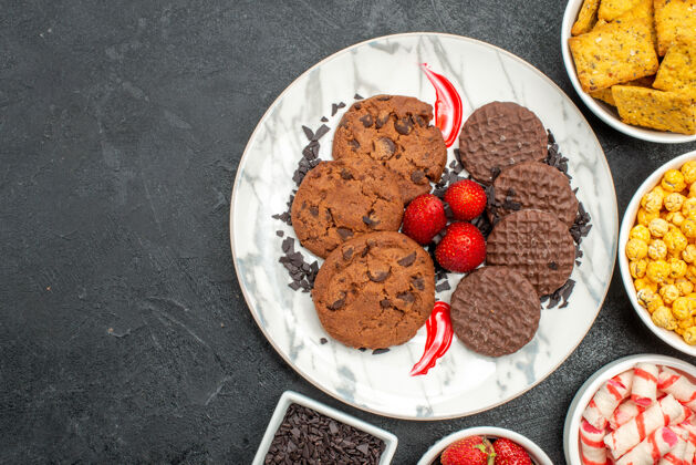 巧克力俯瞰美味的巧克力饼干和零食膳食饼干食物