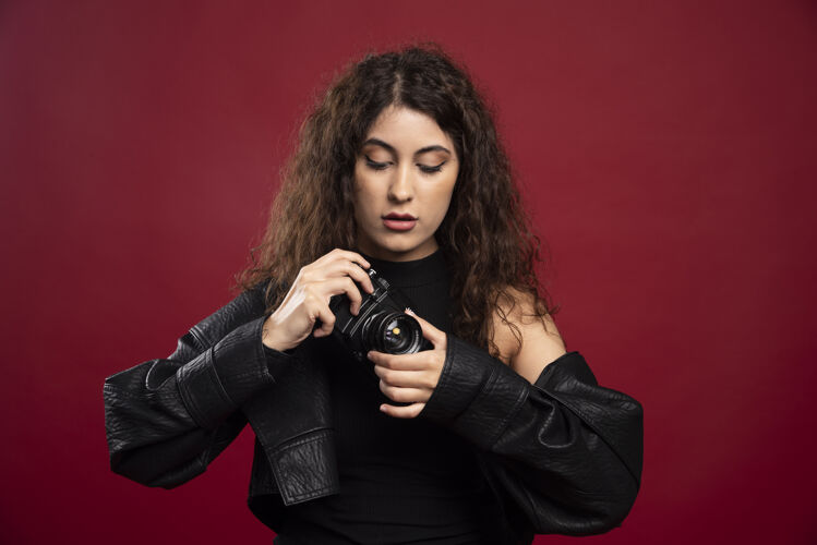 相机穿着全黑衣服拿着相机的女摄影师优雅成人女性