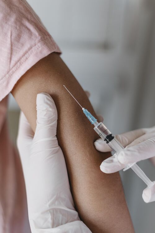 预防医生给孩子打疫苗安全防护免疫