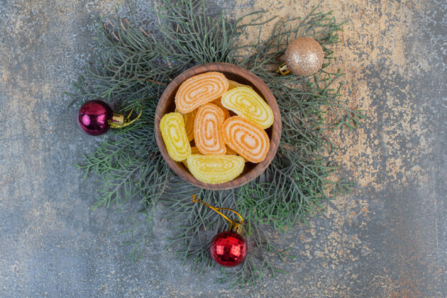 糖一个装满果冻 橘黄色糖果的木碗高质量照片多汁水果圣诞球