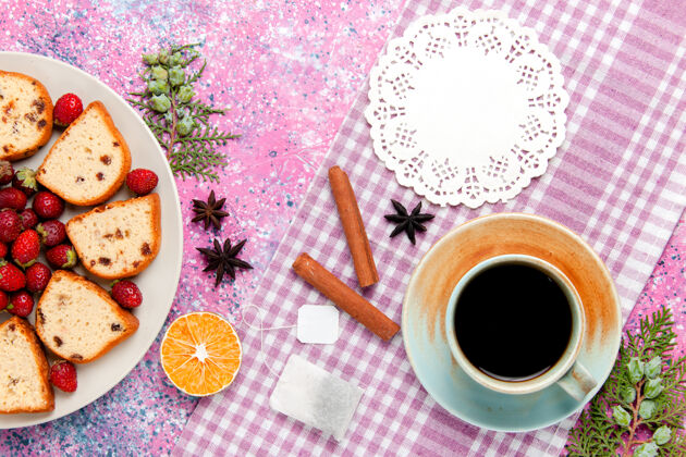 茶碟俯瞰美味的蛋糕片 配咖啡和新鲜的红色草莓 粉色桌上蛋糕 烤甜饼干 彩色派 糖热的草莓烘焙