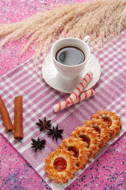 生的顶视图一杯茶配饼干和肉桂粉桌饼干糖饼干甜肉桂杯子