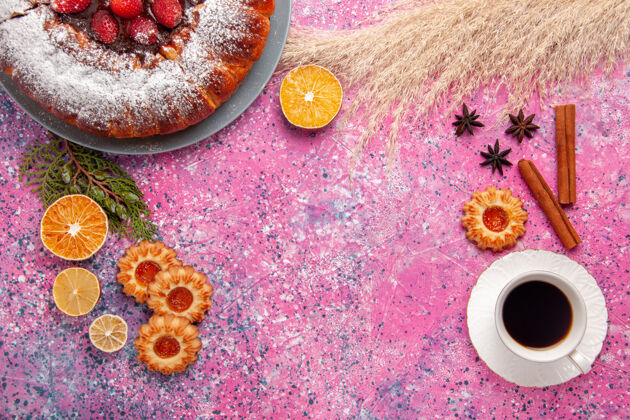 背景俯瞰美味的草莓蛋糕糖粉蛋糕配饼干和一杯红茶背景蛋糕甜糖饼干饼干派派顶部花