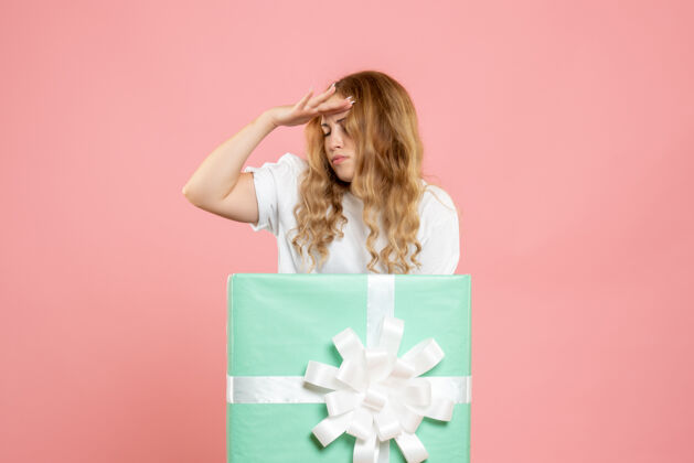 盒子正面图：站在蓝色礼品盒内的年轻女性年轻女性粉色年