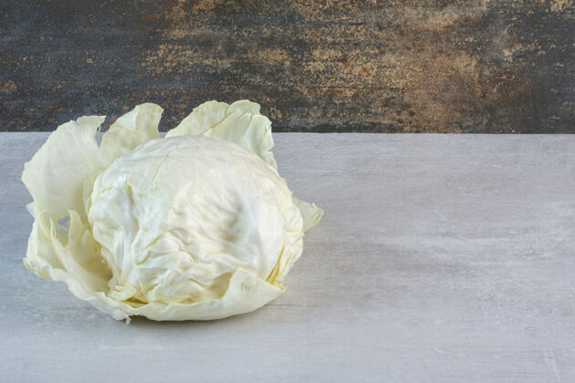 健康石桌上的新鲜白卷心菜高品质照片卷心菜天然蔬菜