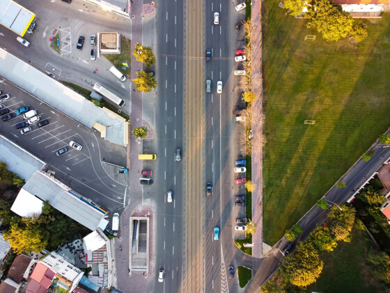 大学布加勒斯特一条道路的顶视图 多辆车 停车场 右边的绿色草坪 从无人机上看 罗马尼亚塔暴露灯光