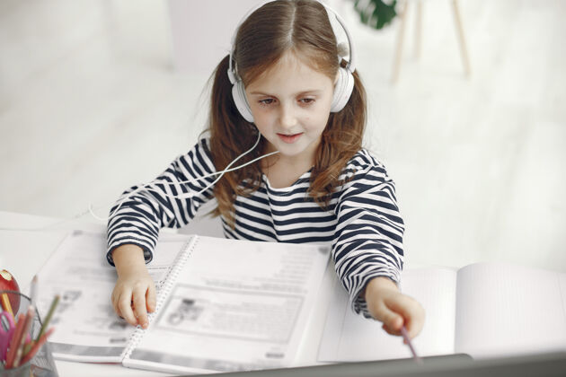 学习十几岁的女孩看笔记本电脑流行期间隔离隔离期的孩子家庭教育社交距离在线学校测试锁定教育学习