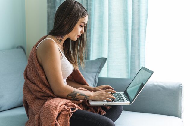 复制空间大流行期间 家里穿着毛毯的女人在笔记本电脑上工作隔离空间预防