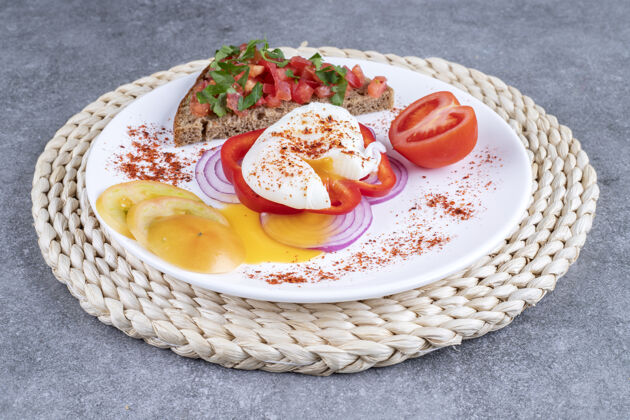 切片一个白色的盘子里装满了蔬菜片和煮鸡蛋高质量的照片一餐鸡蛋西红柿