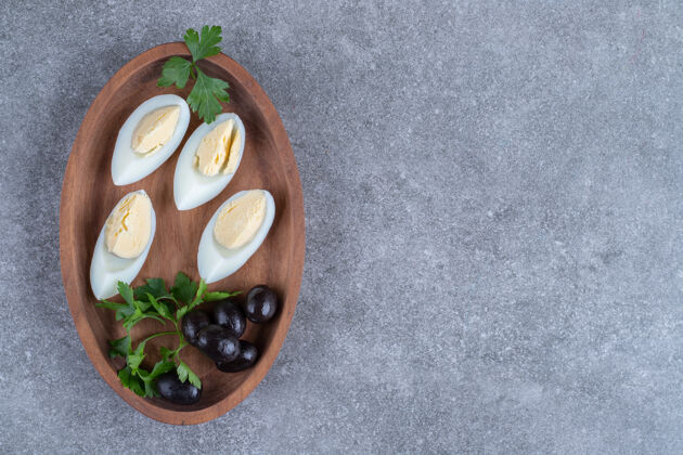 吃有橄榄和煮鸡蛋的木板高质量的照片木头家禽吃