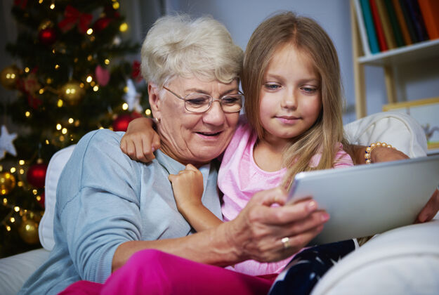 结合这是我们的时间在线祖母现代圣诞晚会