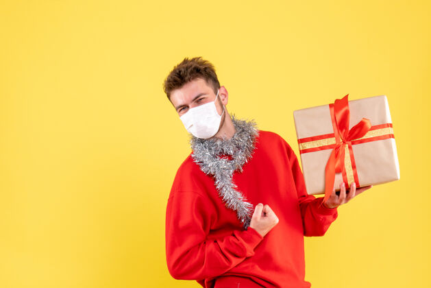 流行病正面图：戴着无菌面具的年轻男性正在过圣诞节Covid脖子漂亮