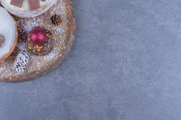 面包房装满糖粉蛋糕的木板木板吃吃