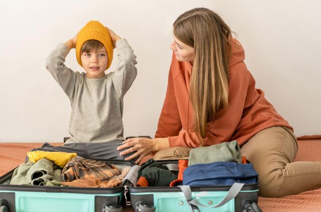 女性妈妈和孩子准备旅行的行李母亲行李冒险
