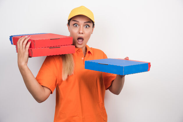 成人拿着比萨饼盒的送货员震惊了食物披萨年轻