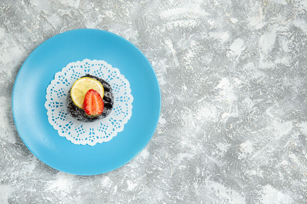 巧克力俯瞰美味的巧克力蛋糕加糖霜在白色桌面巧克力糖饼干甜蛋糕烘烤饼干生的桌子