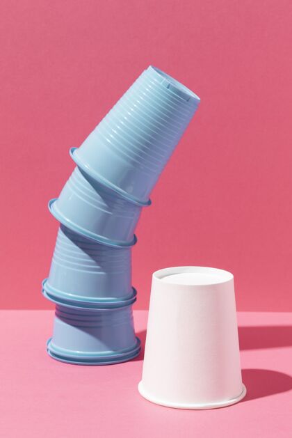 有害一堆蓝色的杯子和纸杯产品处置污染