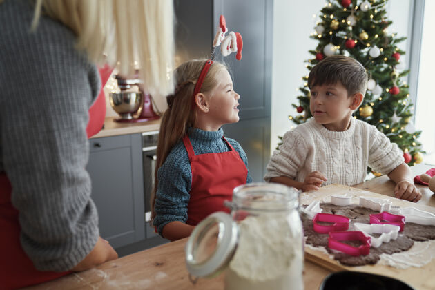 甜食孩子们在圣诞节烤姜饼视图乐趣准备