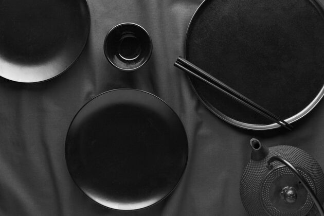 餐具平铺的深色盘子和筷子视图盘子陶瓷