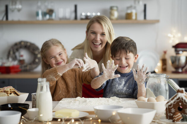 降临一家人在厨房开心的画像糕点童年厨房