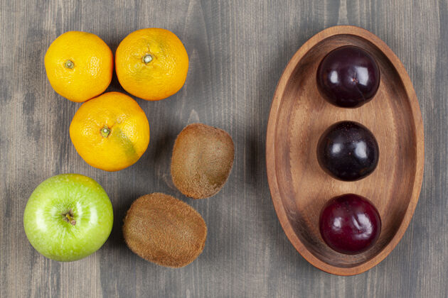 新鲜美味的各种水果放在木桌上高质量的照片多汁的生的美味