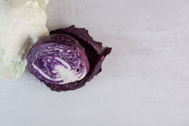 有机新鲜的紫色和白色的卷心菜在石头表面高品质的照片生的天然卷心菜