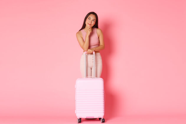 旅行旅行 度假 度假的概念体贴和好奇的亚洲美丽女孩手提箱包旅行社夏天