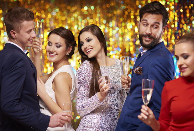 除夕夜一杯香槟能让他们心情更好有色庆祝女人