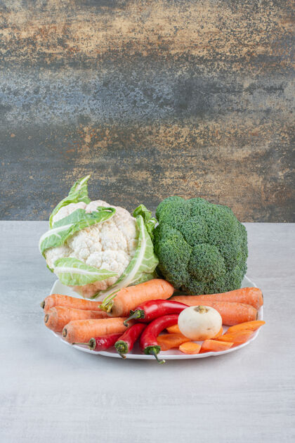 盘子白色盘子上的新鲜有机蔬菜高品质照片分类湿的萝卜