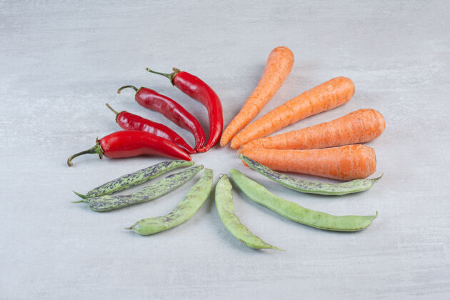 蔬菜红辣椒 绿豆和胡萝卜的石头背景高品质的照片辣椒粉有机豆类
