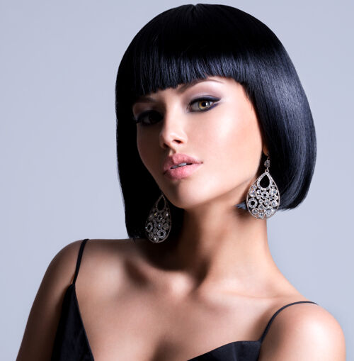 头发漂亮的女人 留着漂亮的发型和现代的耳环发型摆姿势黑发