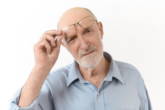眼镜人 老龄化 眼镜 视力和光学概念水平图像的长视老人与白胡子脱下眼镜 皱眉看清楚什么是在他面前光学60多岁镜头