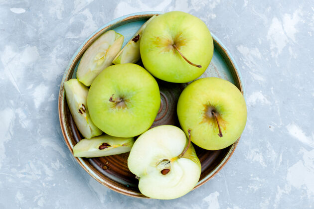 维生素顶部近距离观看新鲜的绿色苹果切片和整个水果表面的光水果新鲜醇厚成熟的食物维生素视图食用水果水果