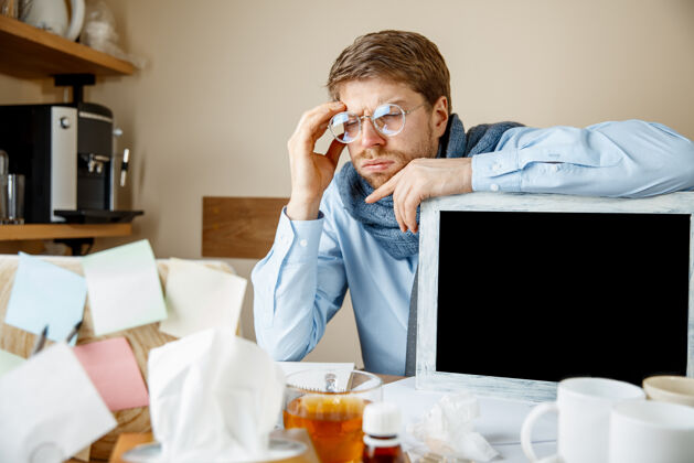 病毒病人在办公室工作时 商人感冒了 季节性流感鼻子疾病生病