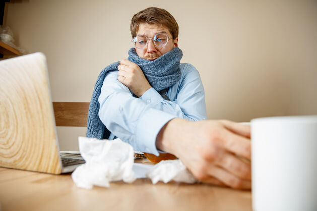 工作病人在办公室工作时 商人感冒了 季节性流感男性鼻子办公桌