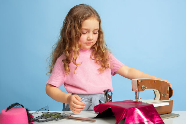 超级小女孩梦想着未来的裁缝职业著名高想象