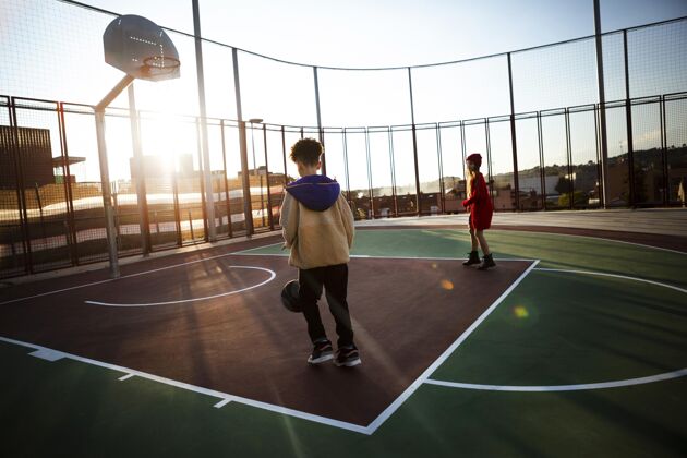 无忧无虑孩子们在操场上打篮球水平户外户外