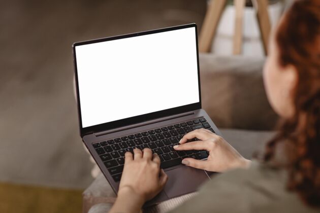空间在家沙发上用笔记本电脑的女人女性人人