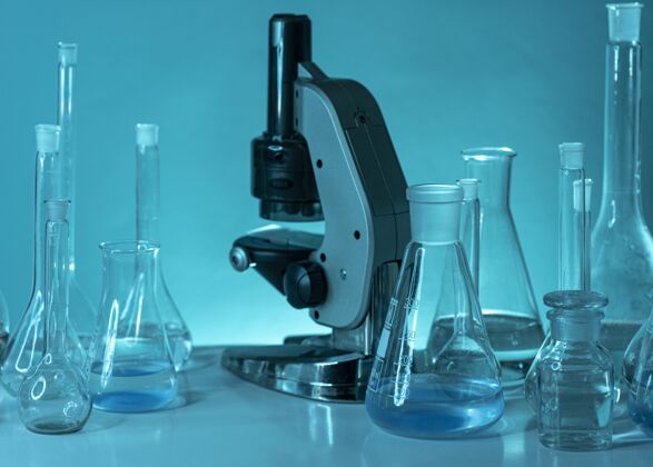 科学玻璃器皿和显微镜分类排列科学研究