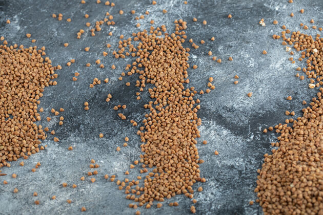 生的生荞麦撒在大理石表面农业饮食生的