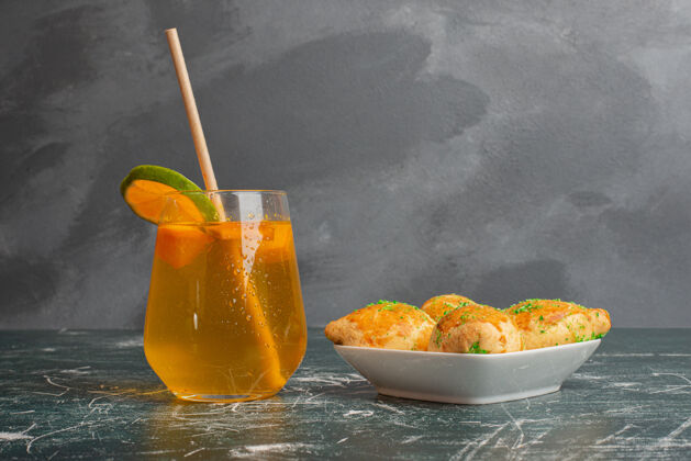 饮料甜甜的柠檬水和新鲜的面包放在大理石桌上柠檬水面包房美味