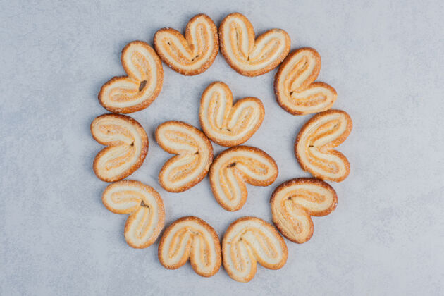 美味圆形排列的片状饼干在大理石表面甜点可口甜点