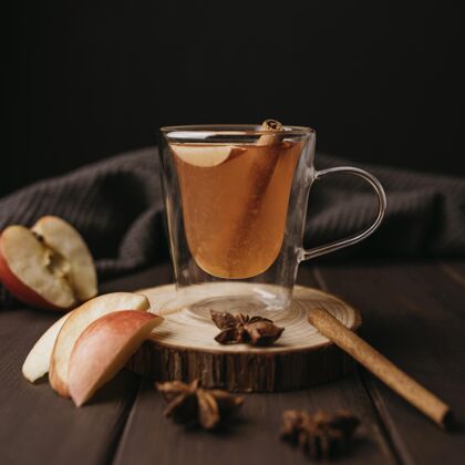 饮料前视图冬季热饮料在玻璃与苹果和肉桂芳香暖节日