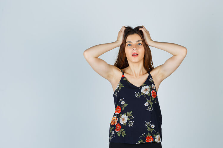 女人美丽的年轻女性手挽着头 穿着衬衫 看起来很兴奋音乐成人肖像