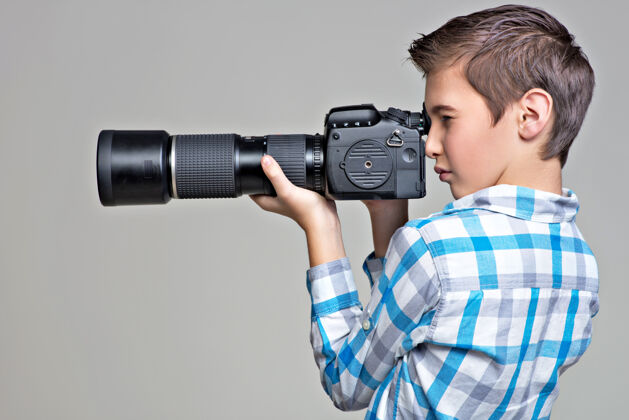 摄影少年男孩用单反相机拍照男孩用相机拍照个人资料肖像格式个人资料拍摄