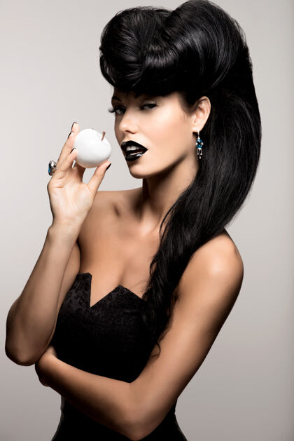 指甲时尚女性肖像 现代发型 黑色嘴唇 白色苹果苹果漂亮珠宝