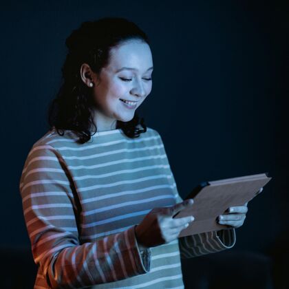 人笑脸女人使用平板电脑的侧视图当代科技人