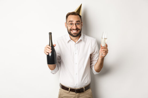 成人庆祝和节日生日快乐的家伙享受b天的聚会 戴着有趣的锥形帽子和喝香槟香槟西装休闲